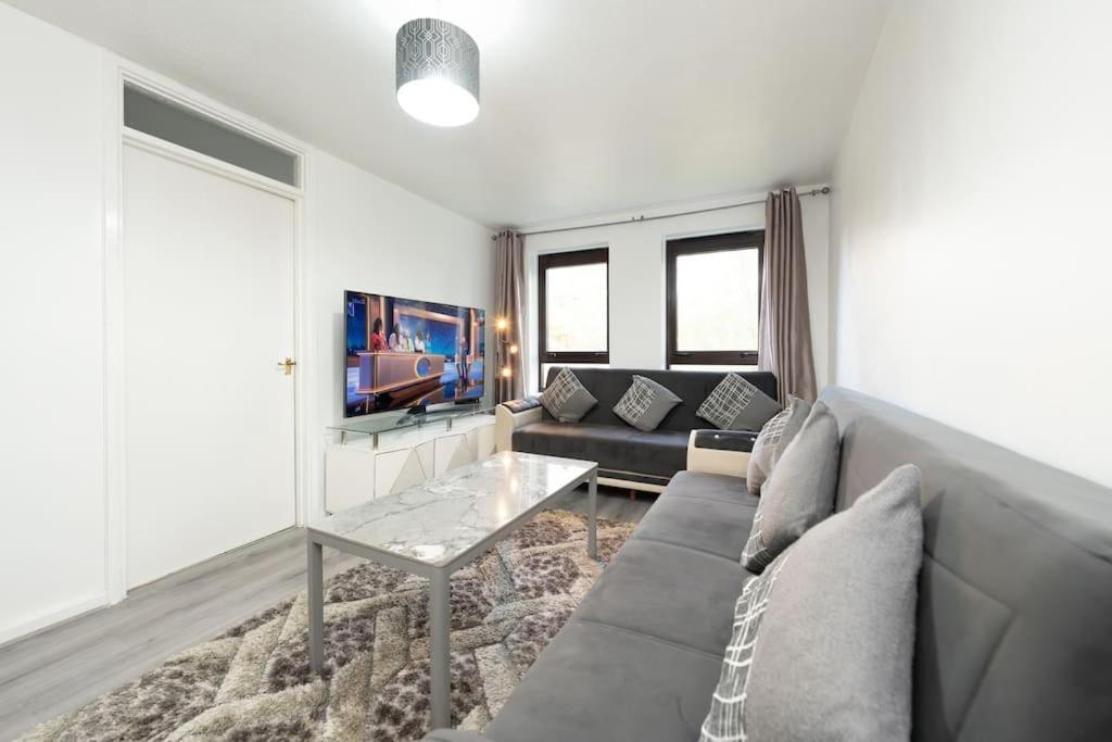 Idyllic Stylish With Fast Speed Broadband & Free Parking Appartement