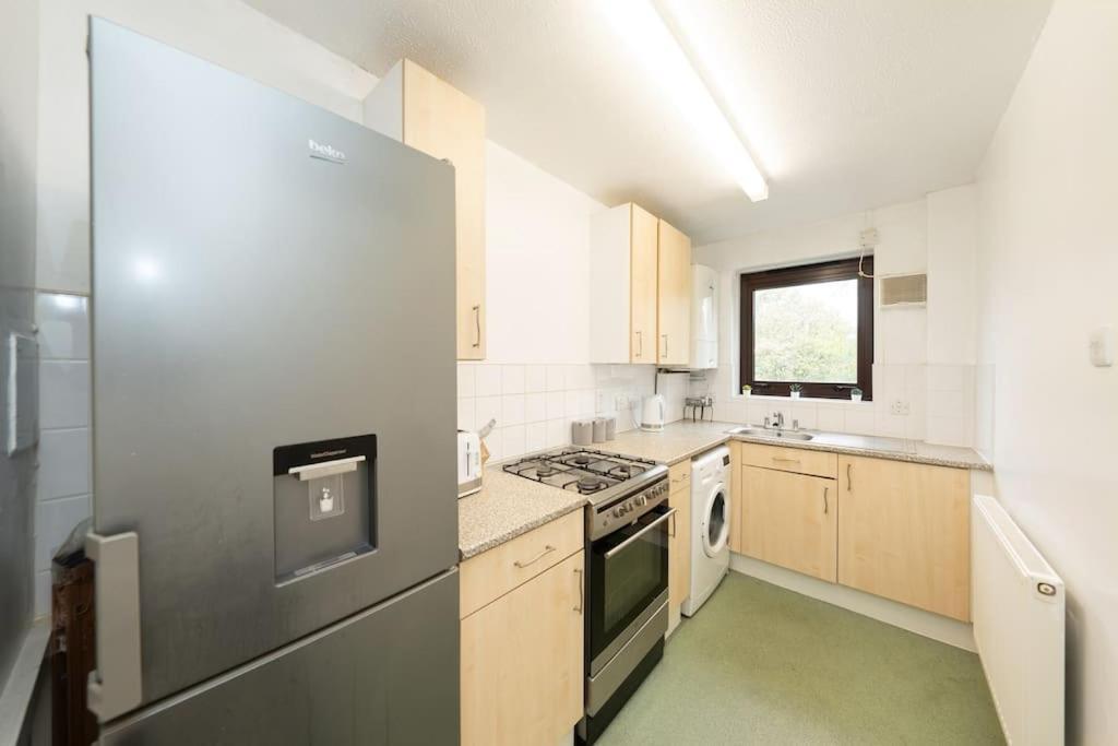 Idyllic Stylish With Fast Speed Broadband & Free Parking Appartement