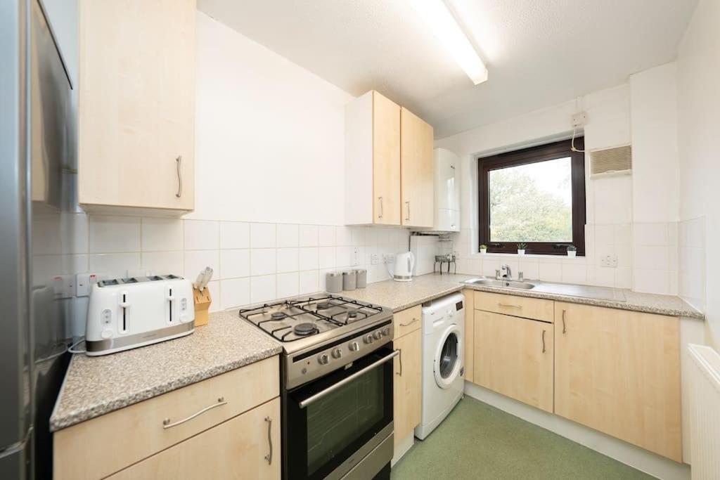 Idyllic Stylish With Fast Speed Broadband & Free Parking Appartement *