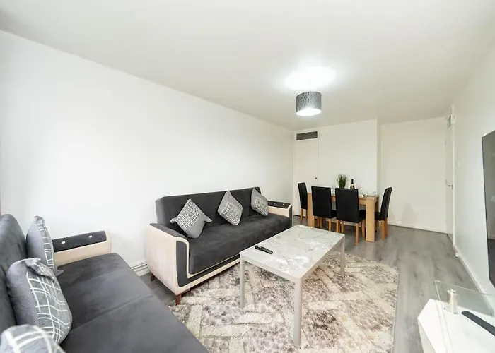 Idyllic Stylish Apartment With Fast Speed Broadband & Free Parking