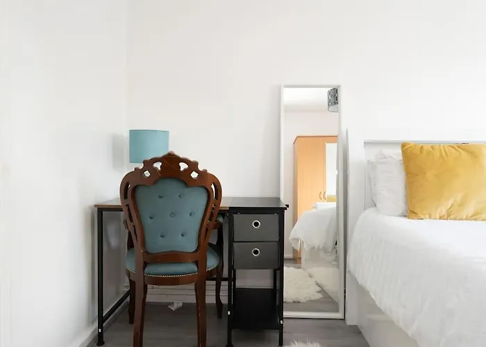 Idyllic Stylish Apartment With Fast Speed Broadband & Free Parking