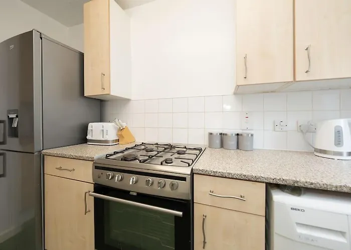 Idyllic Stylish Apartment With Fast Speed Broadband & Free Parking