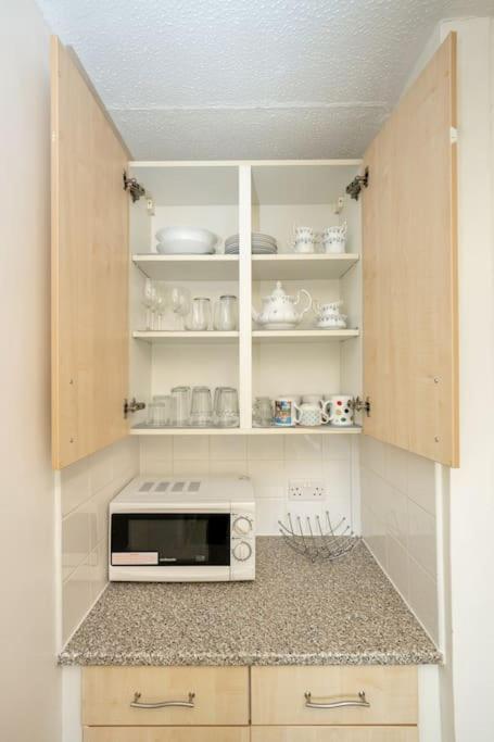 Idyllic Stylish With Fast Speed Broadband & Free Parking Apartamento *